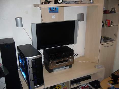 Computeranlæg #old setup# - fjernsyn og højtalere. de små er sourround speakers billede 1