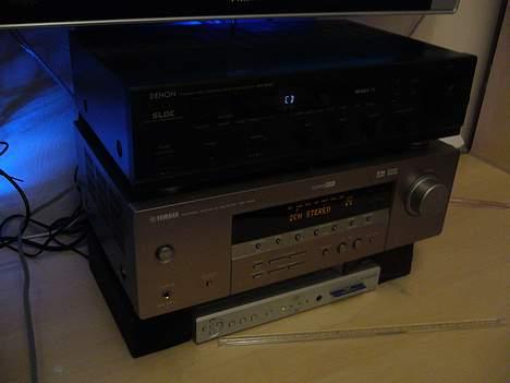 Computeranlæg #old setup# - forstærker, den grå er surround forstærkeren. og den øvert er bass forstærker billede 14