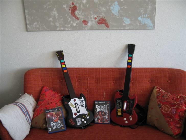 Hjemmebiograf Fra den gamle lejlighed - Guitar Hero skal der til. Rock on!! Uh! Der kommer snart en 3´er med trådløs spade! billede 12