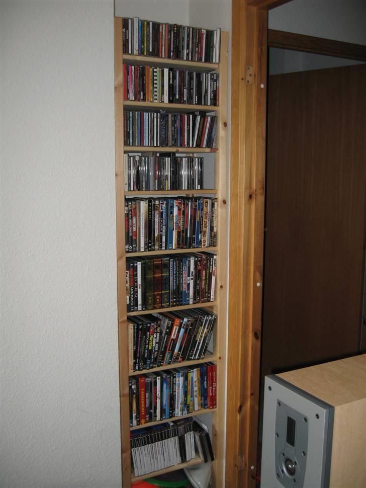 Hjemmebiograf Fra den gamle lejlighed - CD´er og DVD´er. Der er blevet udvidet en del siden, men reolen står stadig på samme måde. billede 13