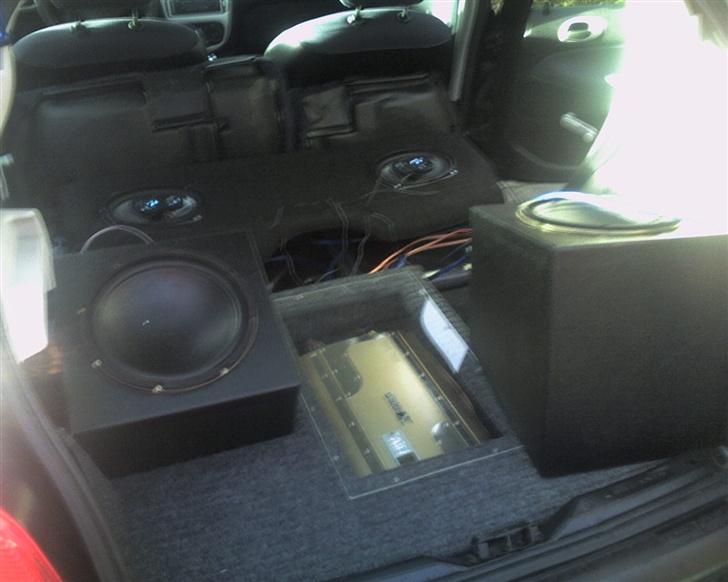 Bilstereo "Løvebil" - Så der fuld gang i bagagerummet:P billede 5