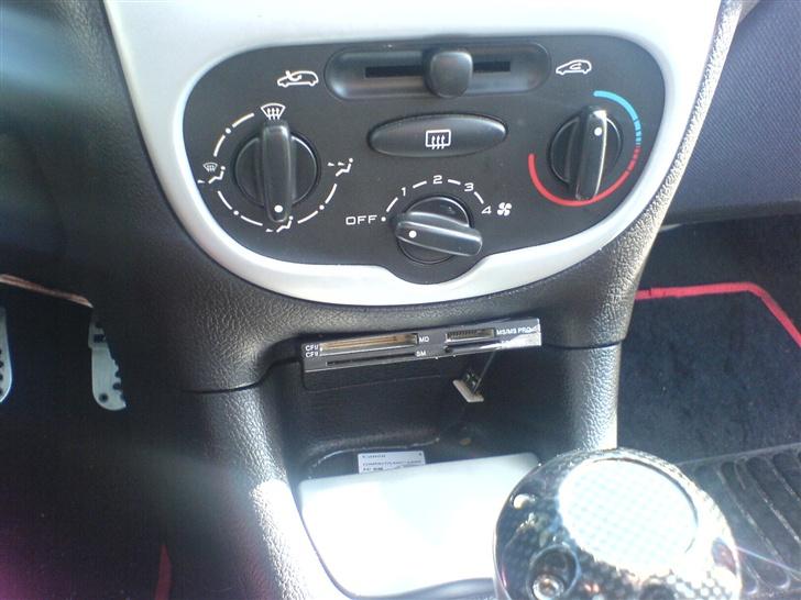 Bilstereo "Løvebil" - Kortlæser altid godt at ha når man hører musik:D så det ligger på kort istedet for cd´er:) billede 11