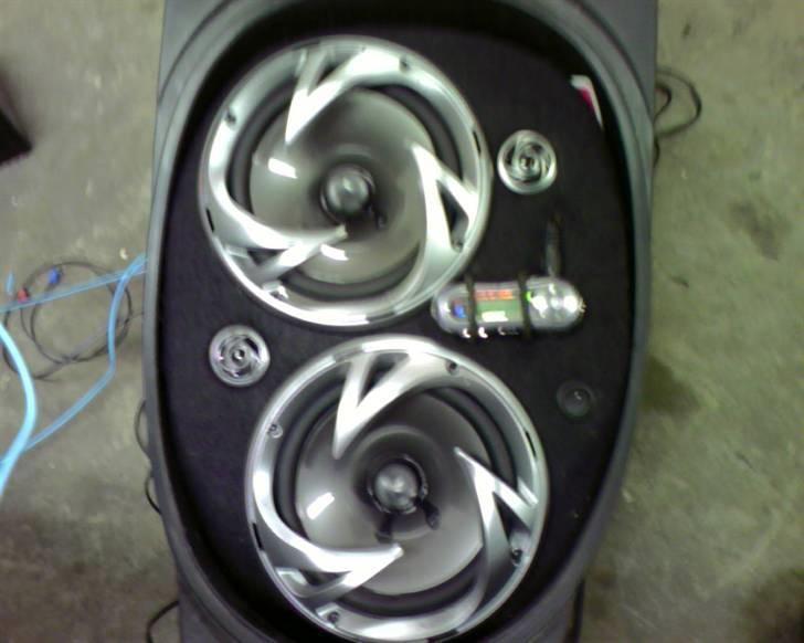Scooterstereo 220watt + Dioder  ´Solgt´ - Lige da det var blevet færdigt, med min gamle mp3´er... billede 3
