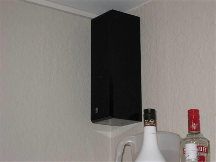 Hjemmebiograf Helbo Hjemmebiograf - Den ene af to Yamaha Surround-højtalere billede 10