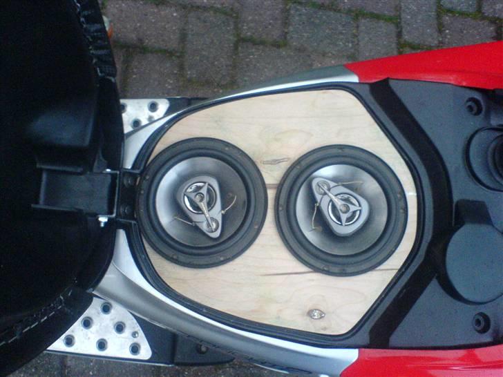 Scooterstereo PP AUDIO - Før det blev malet og spatlet ud. billede 3
