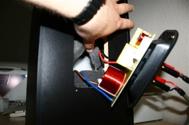 Computeranlæg pc speakers - Typisk B&W flerlags dæmpning, hvor materialet bliver tættere og tættere jo dybere i kabinettet billede 12