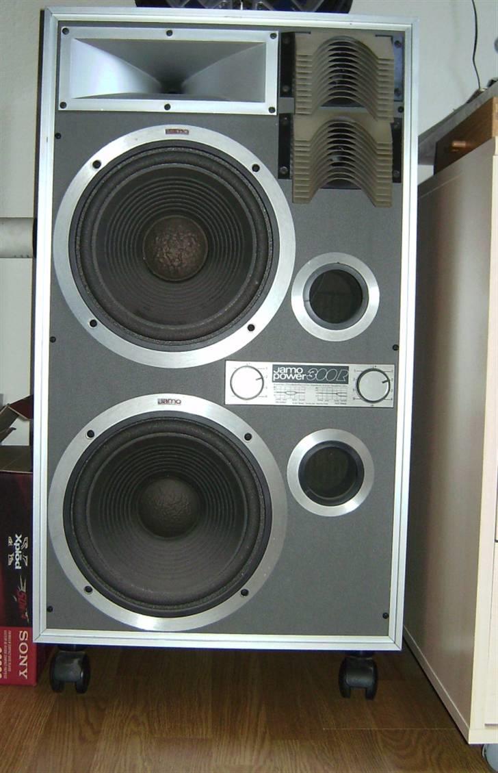 Hjemmebiograf Technics / Jamo - Den ene af de to nye højttalere :) Kommer bedre billeder, når jeg lige får sat dem ordentligt på plads billede 8