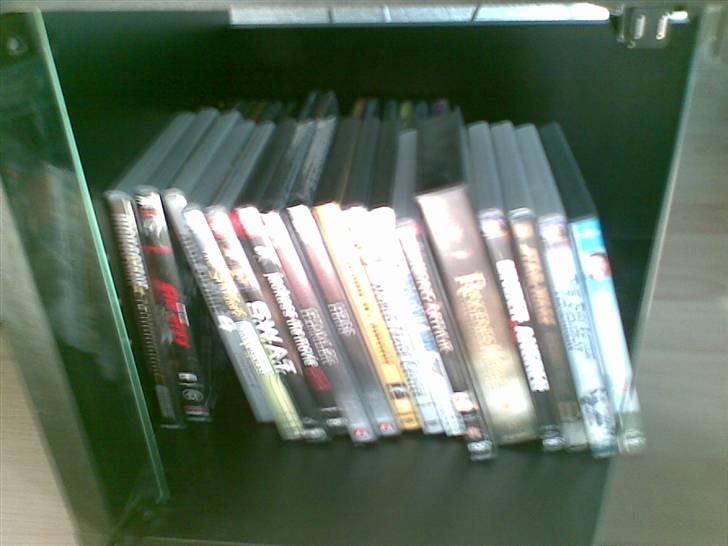 Musikanlæg -------<>eltax+ NAD :D - mine dvd´er, der står på mit værelse :) billede 16