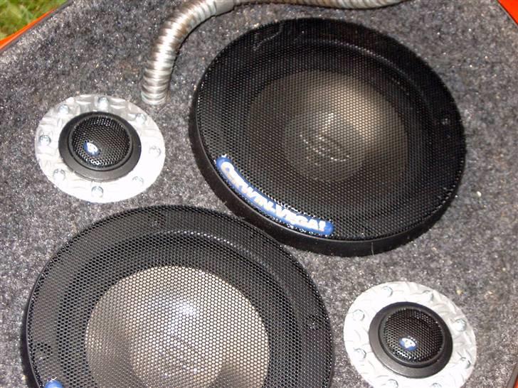 Scooterstereo Peugeot Speedfight 2 - mine højttalere... jeg havde JBL GTO i før, sammen med en autoradio, men det spillede ikke så godt. radioen sendte "beskidt" signal til højttalerne, og diskanten begyndte at skratte... billede 2