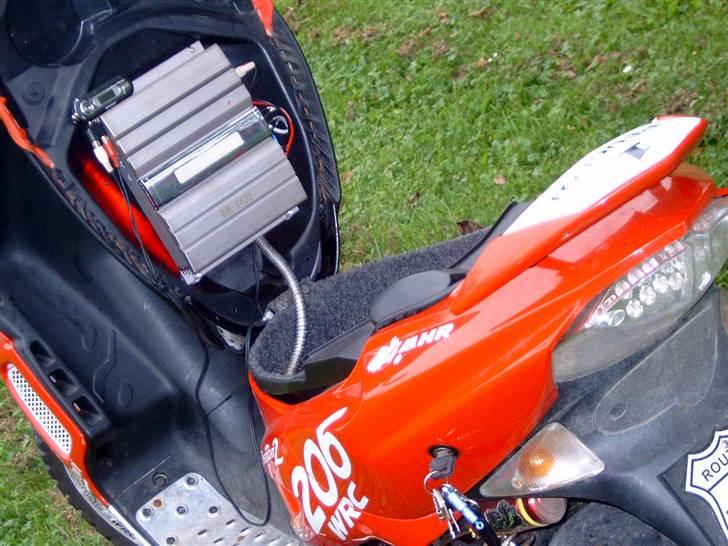 Scooterstereo Peugeot Speedfight 2 - porno med det røde lys... billede 3