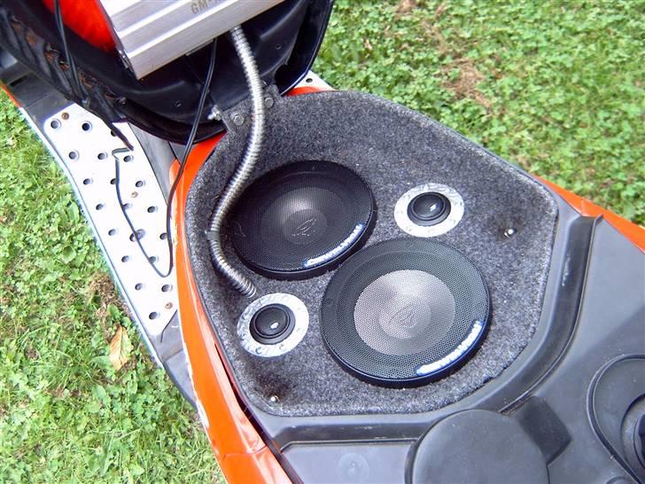 Scooterstereo Peugeot Speedfight 2 - læg mærke til de små "mini-dørkplade" ringe om diskanterne... billede 4