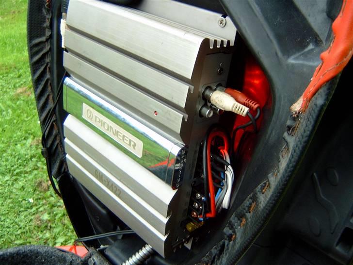 Scooterstereo Peugeot Speedfight 2 - forstærkeren igen, fra den tekniske side... billede 5