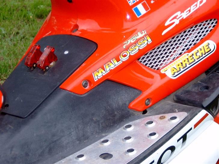 Scooterstereo Peugeot Speedfight 2 - her tænder jeg for anlægget, og neon´en på resten af scooteren... der er kommet et par hjemmelavede rustfrie bøjler på, for jeg havde det med at sparke til kontakterne når jeg skulle af og på kværnen... billede 9