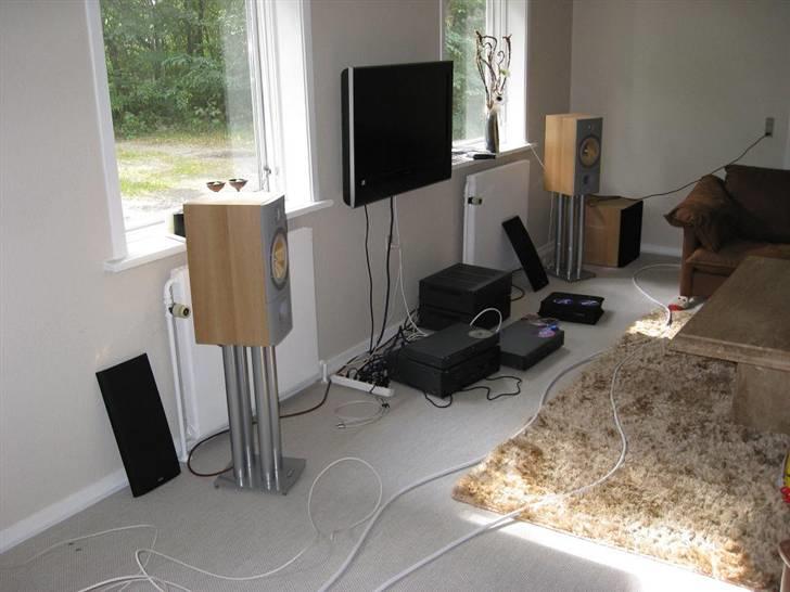 Hjemmebiograf B&W Setup - Som mit setup er i min stue. Billede taget inden kabelbakker er monteret.  billede 7