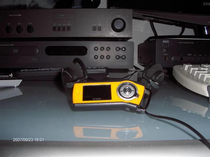 Musikanlæg  DALI SUITE 2.8 anlæg OLD - min iRiver mp3 afspiller en fin lille maskine.. bruger den med mine sennheiser PMX 60.. de er fortræffelige til at løbe med eller feks på arbejdet som jeg bruger dem til.. de er dejlig robuste og kan klare nogle slag hehe. billede 8