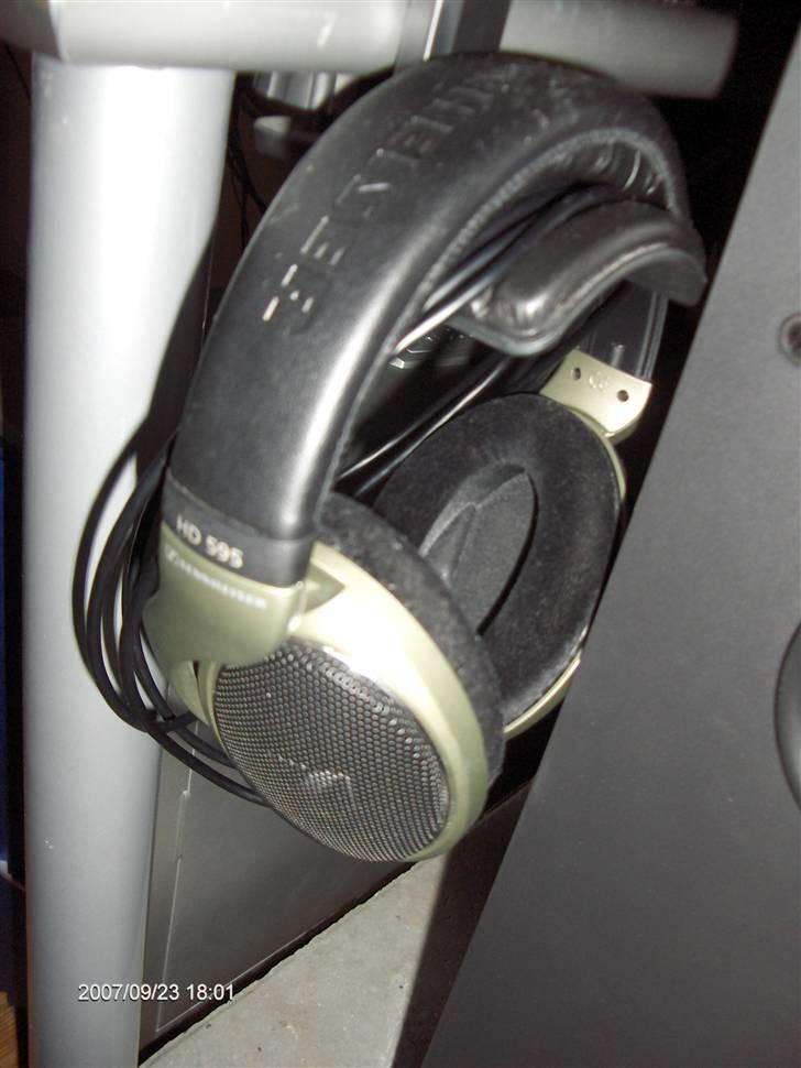 Musikanlæg  DALI SUITE 2.8 anlæg OLD - Sennheiser HD595 skide gode hørebøffer.. man kan have dem på i timevis uden at de irretere. og lyden er virkelig lækker. overraskende god bas og velopløst mellemtone. skide godt køb. billede 9