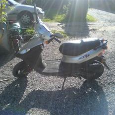 Scooterstereo sym nu med 2 fortærker