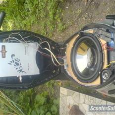 Scooterstereo sym nu med 2 fortærker