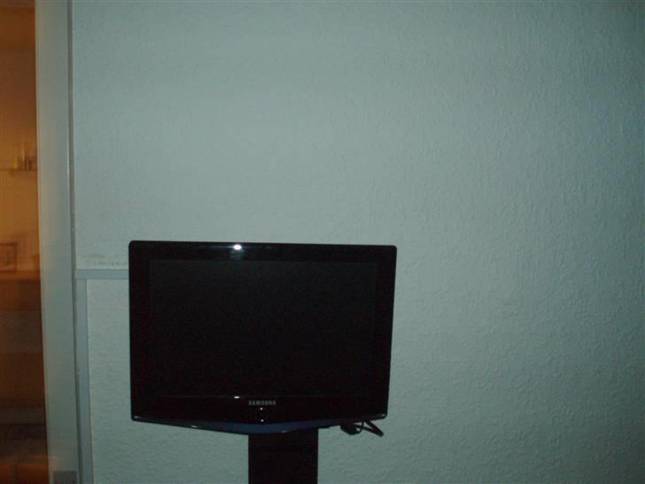 Hjemmebiograf surround   Klipsch - tvet i soveværelset med svingarm rart når man ligger i sengen billede 10