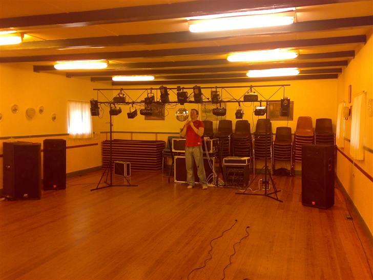 Diskoteksanlæg DeeJay-Brothers TIL SALG - ejern står lige og kobler det til  billede 11