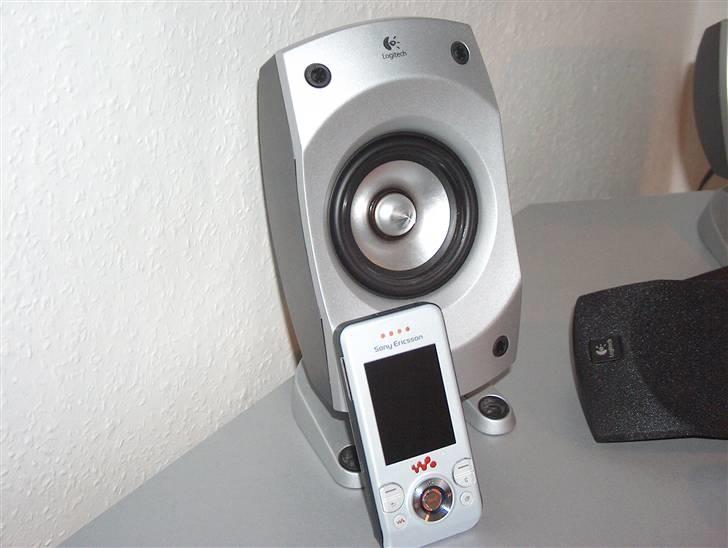 Computeranlæg logitech z 5500 og jvc - Logitech Z-5500 størrelsesforhold til min mobil billede 6