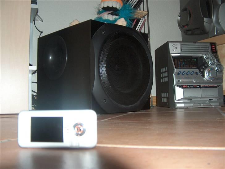 Computeranlæg logitech z 5500 og jvc - Logitech Z-5500 Subwoofer, størrelsesforhold til min mobil billede 7