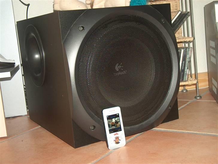 Computeranlæg logitech z 5500 og jvc - Logitech Z-5500 Subwoofer, størrelsesforhold til min mobil billede 8