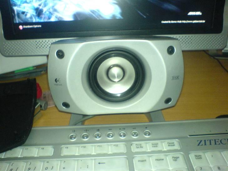Computeranlæg Logitech Z-5500 Digital - Her er centerhøjtaleren igen, bare lidt længere væk. billede 3