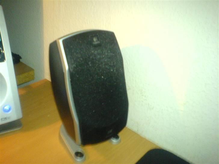 Computeranlæg Logitech Z-5500 Digital - En af højtalerne med stoffet foran, giver dem et federe look :) billede 4