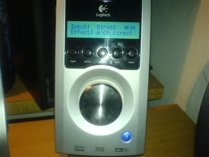 Computeranlæg Logitech Z-5500 Digital - Kontrolcenteret, knapperne er fra venstre mod højre: Input, Effect, Settings, Level, Mute. billede 6