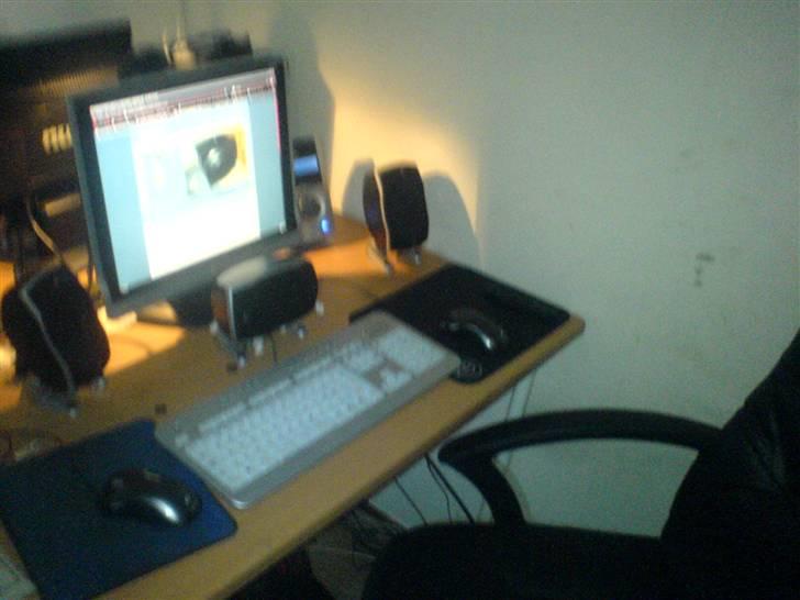 Computeranlæg Logitech Z-5500 Digital - Her er foran min stol. billede 8