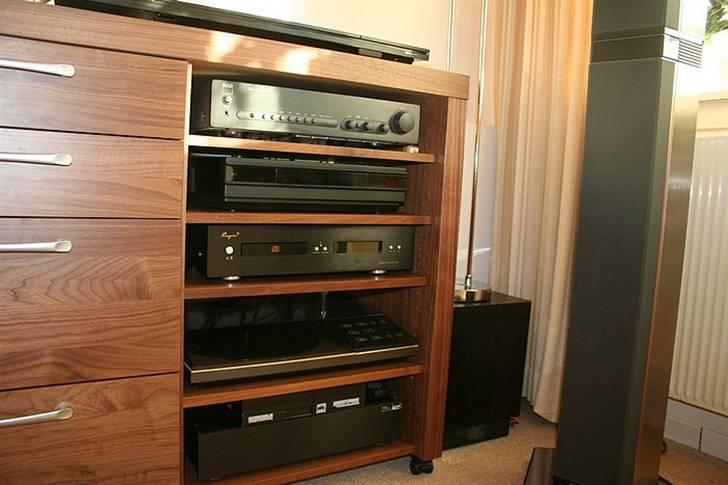 Hjemmebiograf Peter Pans set-up med B&O - I mit Hi-Fi skab ses:NAD C162, forforstærker. - Cayin 257, CD afspiller.- Beocord V 8000,VHS video. -JJAZ. IP 205 KV Stainless, 2 X 500w APS ICEpower + Beogram TX, grammofon. - Samsung HD 3106 YouSee selector. Uden for ses:  BeoCenter 9300. + SUB. billede 18