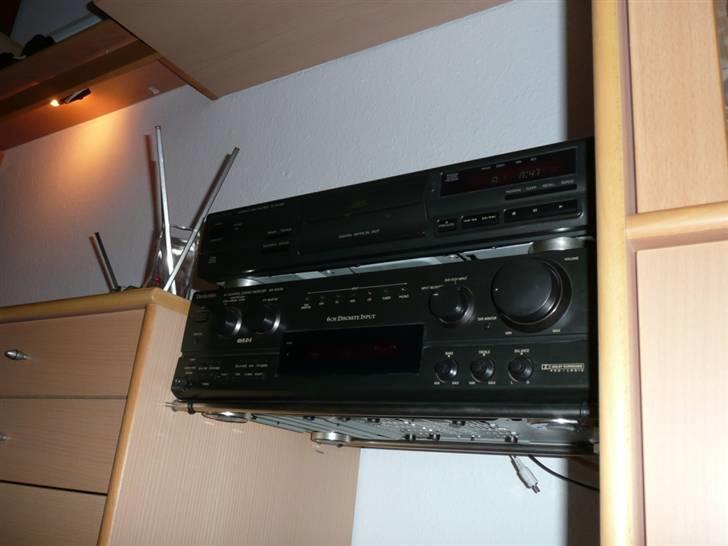 Musikanlæg Technics/Eltax/DIY  - Her kan det ses at der mangler en glashylde men anlæget hviler fint på de aluminiumstænger der skulle have holdt hylden. billede 9