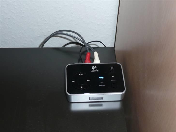 Musikanlæg Technics/Eltax/DIY  - Logitech modtager til trådløs lyd fra min bærbare computer. Der er endda en lille fjernbetjening med så man kan styre winamp, itunes etc nede fra sofaen mens computeren står inde ved siden af. Det er en smart lille sag og lydkvaliteten er helt i top! billede 10