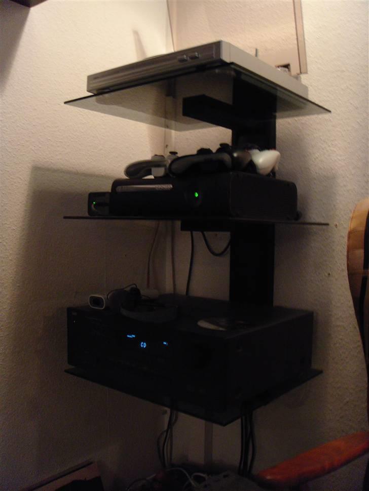 Hjemmebiograf Nad, Jamo & Phillips   - VMS3 Rack. Denon DP-29F øverst, Xbox 360 midt og NAD T743v2 nederst billede 2