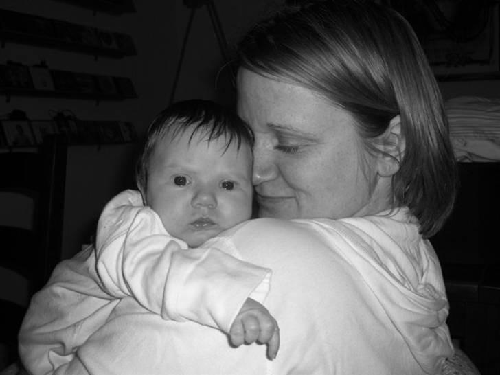 Prinsesse Sofie - Her er jeg lidt træt mens jeg krammer med mor billede 10