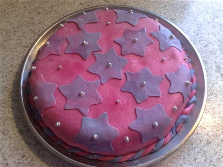 Kager - Min 2. kage.. Bare lavet for sjov, med rester af fondant fra min første kage.. er ikke særligt finpudsedset og lavet under lidt stress da min lille pige blev utilfreds midt i processen :-D billede 7
