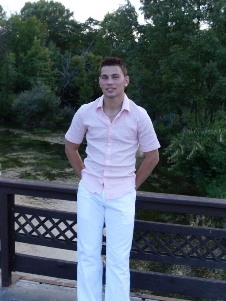 Ferie i Bosnien og kroatien - På vores månedsdag da vi var ude og spise, 2 år og 2 mdr :) <3 billede 20