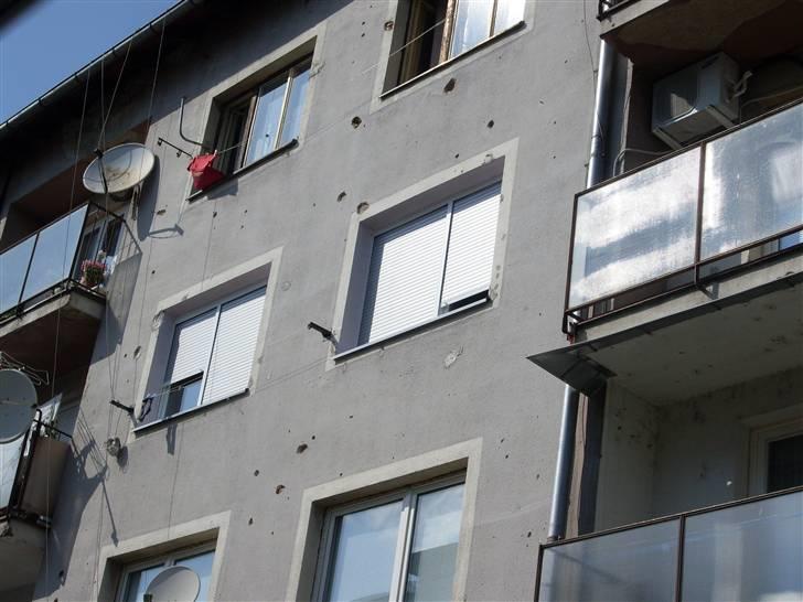 Ferie i Bosnien og kroatien - Hullerne er skudhuller fra dengang der var krig i Bosnien billede 40