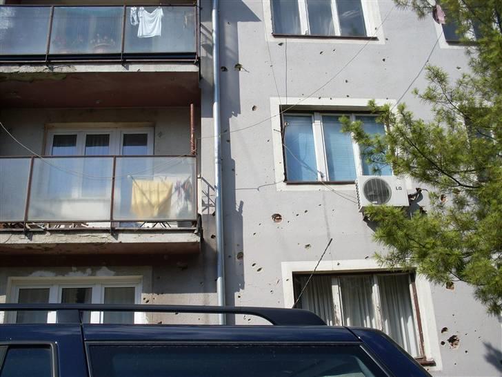 Ferie i Bosnien og kroatien - Hullerne er skudhuller fra dengang der var krig i Bosnien billede 41