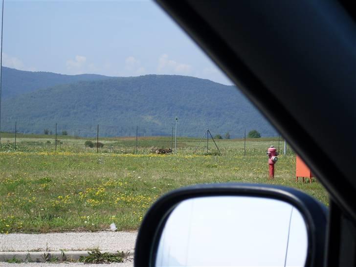 Ferie i Bosnien og kroatien - Der går en hund ved hegnet, grænsen til kroatien fra Bosnien billede 48