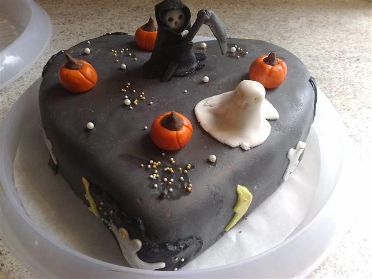 Kager - Halloween-kage.. den var tæt på kun at blive et rygtge da gondanten drillede som bare h! billede 24