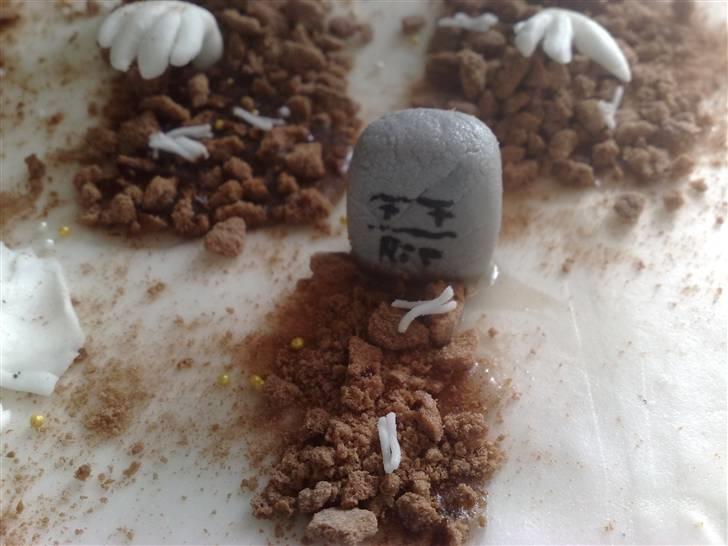 Kager - Nåede lige at få min nye sugarcraft.gun ind af døren inden kagerne skulle afsted. så tilføjede lige lidt mider :-) billede 37