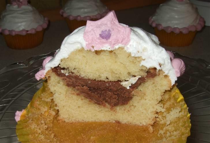 Fyldte Muffins med Skumfidus top - Og indvendigt er den også fin !



Vanillemuffin med Chokoladecreme indeni og Skumfidus Fondant ovenpå - "Done" !! billede 11