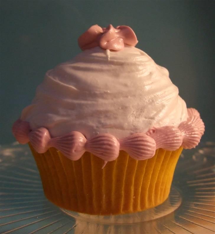 Fyldte Muffins med Skumfidus top - En skøn vanillemuffin med Chokoladecreme indeni og Skumfidus Fondant ovenpå.

Jeg ville egentlig ha' lavet Hindbærfromage som fyld, men gad ikke lige at skulle op i byen og købe fløde, så det må vente til næste gang :-D billede 1