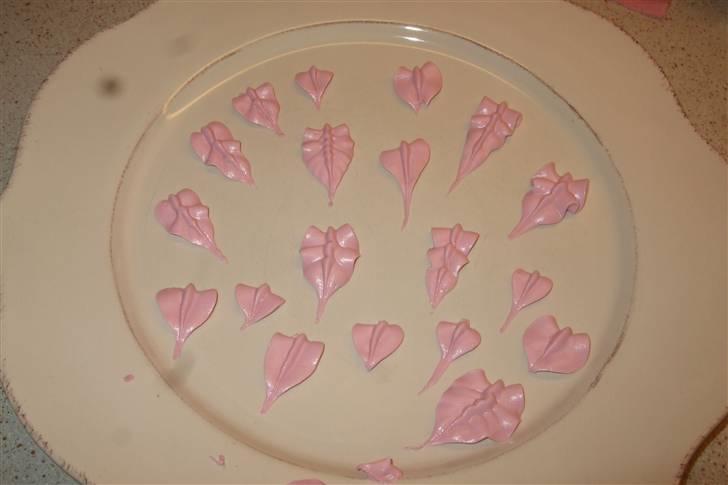 Fyldte Muffins med Skumfidus top - Og så lige et sidespor.

Fondanten kan faktisk også bruges til at sprøjte et udmærket blad mens det har den rette temperatur. billede 9