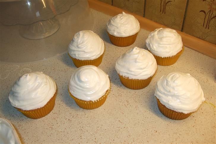 Fyldte Muffins med Skumfidus top - Muffin vendes med bunden i vejret, ned i den flydende fondant og køres forsigtigt lidt rundt.

Den bølgende form rundt har jeg bare lavet ved at smøre fondanten rundt og rundt om muffinen (Husk rene hænder*G*) billede 7
