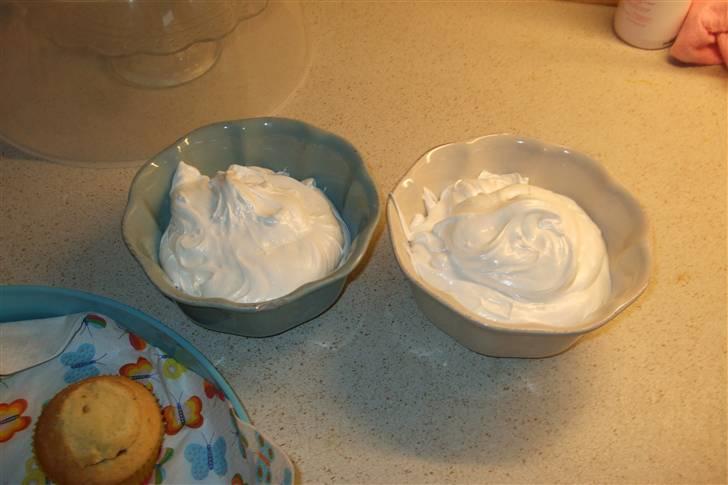 Fyldte Muffins med Skumfidus top - Lav Skumfidusfondant (MMF)

En pose skumfiduser hældes i en skål og stilles i mikroovnen til de puffer op.
En pakke flormelis og lidt vand blandes i og der elpiskes i nogle minutter.

Fondanten skal være tyktflydende for at den sidder fast på kagen. Bliver den for kold så kom den i mikroovnen igen og rør rundt. billede 6