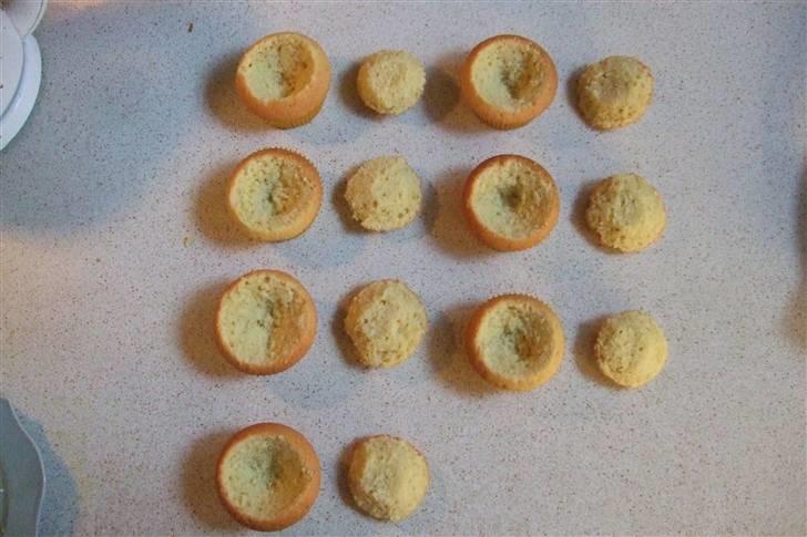 Fyldte Muffins med Skumfidus top - Udhul dem i ét langt knivstik og skær en smule af det indvendige af toppen af, så der er plads til fyld billede 3