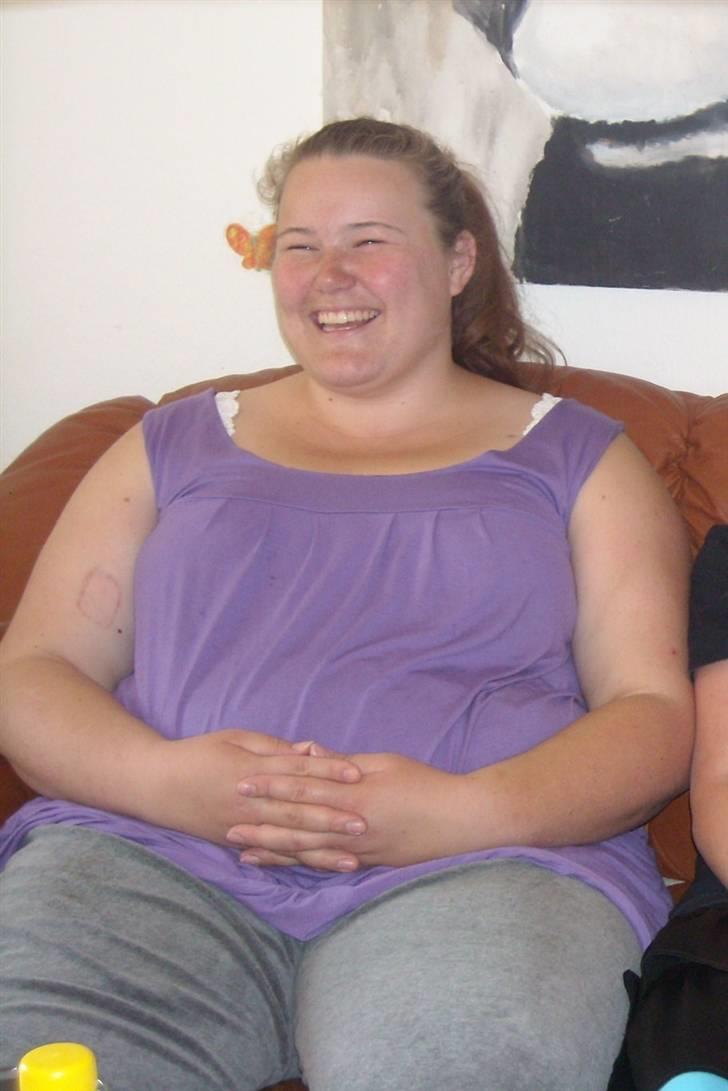 Mit Gastric Bypass forløb - Sådan så jeg ud i sommers inden jeg gik på kur.
A.K.A Juni 2009.. 
Jeg var stor som et bjerg. Havde aldrig været større..
Massive ryg/knæ smerter, kunne ingenting og bare det at komme op at sofaen var en bedrift af dimensioner. billede 1